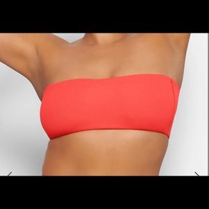 SKIMS bandeau in colour Nectarine. Size is XXS.